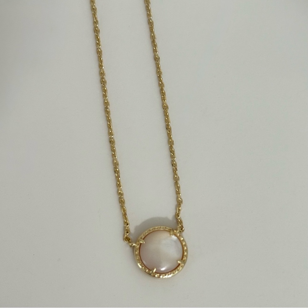 Kendra Scott Baseball Gold Short Pendant Necklace in Ivory Mother-of-Pearl - Picture 6 of 8